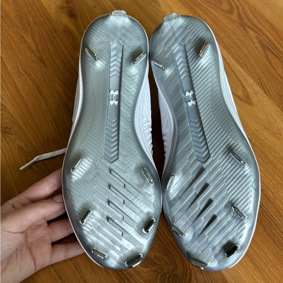 Under Armour women’s white cleats size 8. Never worn, brand new. - Picture 7 of 8